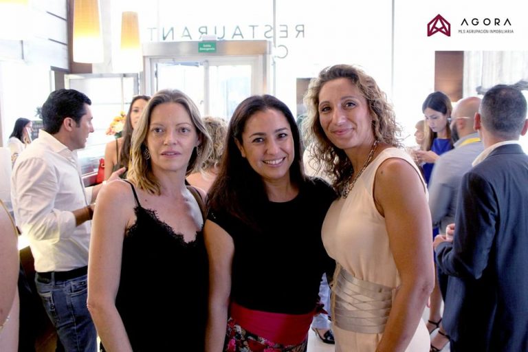 chicas cafe_opt
